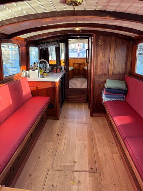 Amsterdam: Historic Boat Cruise with open bar and nibbles - Good To Know