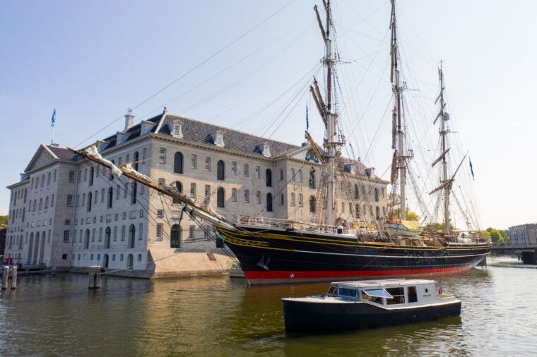 Amsterdam: Historic Boat Cruise with open bar and nibbles - The Drinks & Nibbles