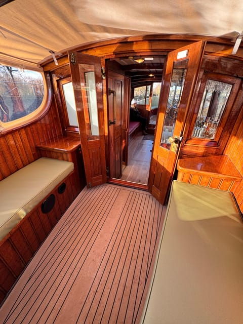 Amsterdam: Historic Boat Cruise with open bar and nibbles - Who Will Love This Cruise?