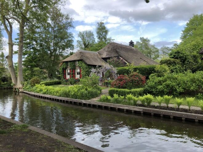 Amsterdam: Keukenhof Tulip Garden and Giethoorn Experience - Highlights of the Keukenhof Flower Presentations