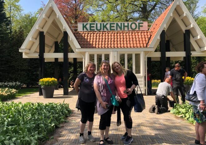 Amsterdam: Keukenhof Tulip Garden and Giethoorn Experience - Experiencing the Tranquil Canals of Giethoorn