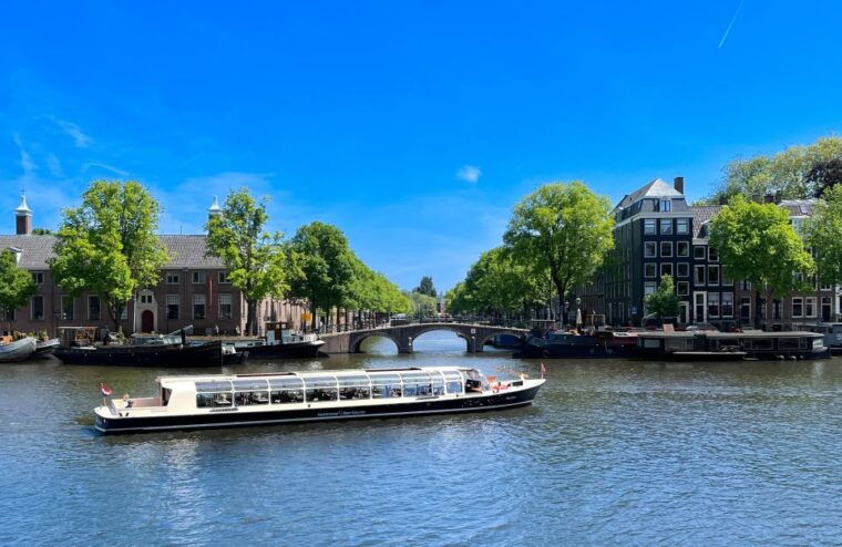 Amsterdam Light Festival Live Commentary & Optional Drinks - The Experience in Detail