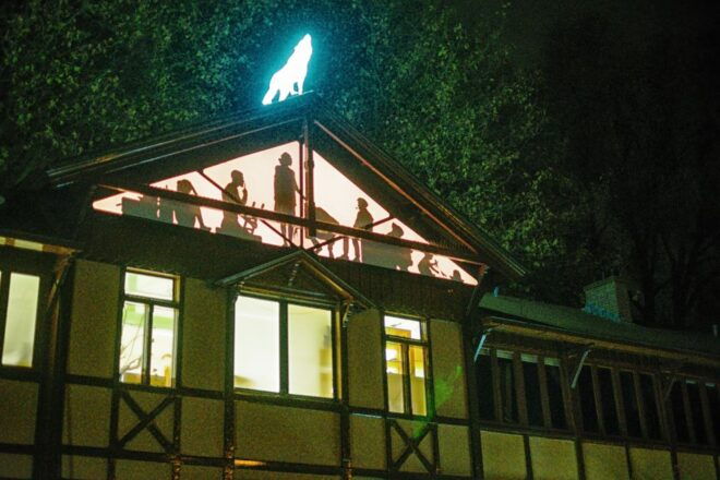 Amsterdam: Light Sculptures Small Boat Tour With Gluhwein - Guide and Atmosphere