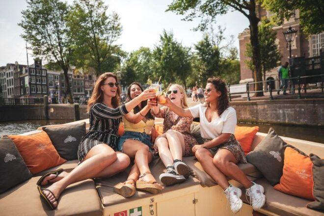 Amsterdam: Luxury Boat Canal Cruise With Onboard Bar - Customer Reviews