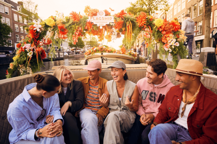 Amsterdam: Luxury Canal Cruise on Authentic Flowerboat - Capturing Stunning Floral Vistas