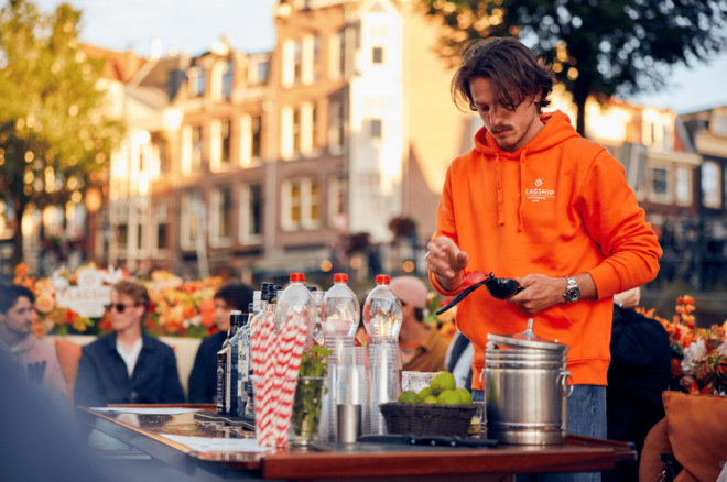 Amsterdam: Luxury Canal Cruise on Authentic Flowerboat - Onboard Amenities and Refreshments