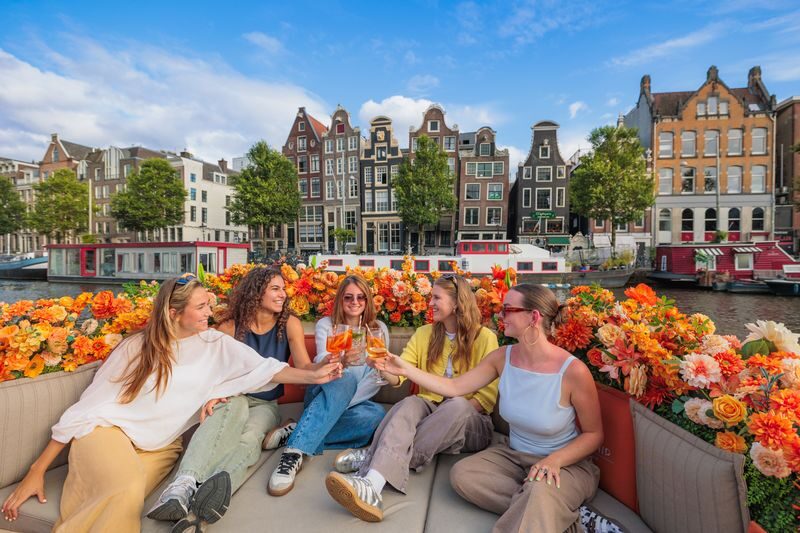 Amsterdam: Luxury Canal Cruise with Unlimited Drinks & Bite option - Who will enjoy this cruise most?