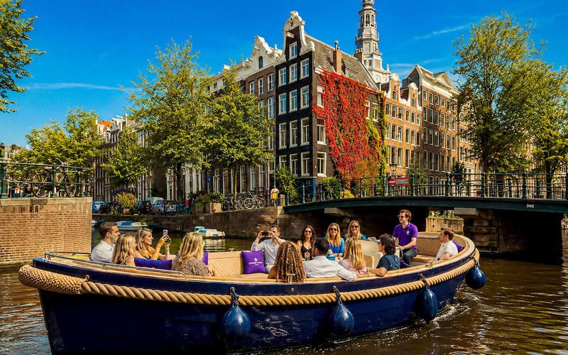 Amsterdam Luxury Cruise Tour with Cocktail Option - An hour on the water, not a hop-on tour