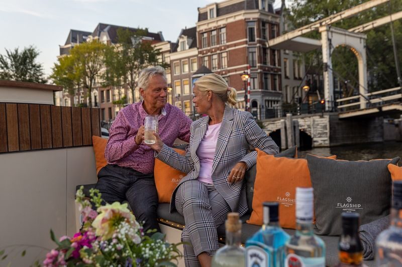 Amsterdam: Luxury Evening Canal Cruise - Boats, blankets, seating, and the meaning of luxury