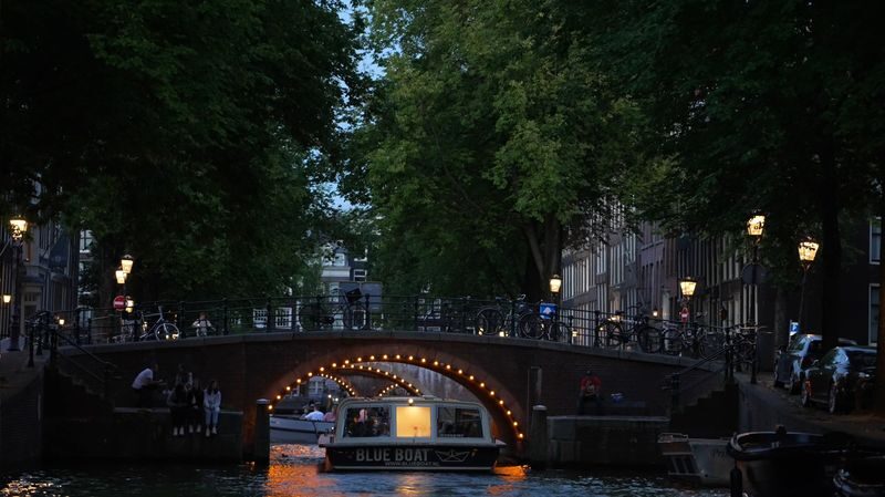 Amsterdam: Luxury Evening Canal Cruise - Finding the dock beside Amsterdam Centraal