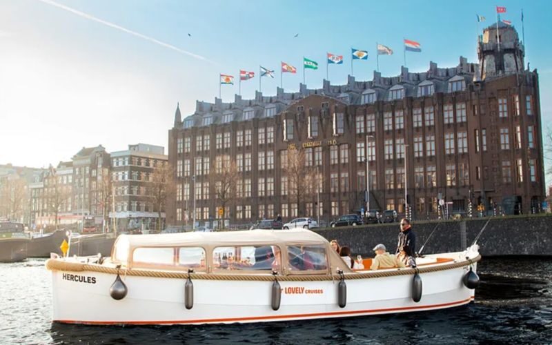 Amsterdam Luxury Open Boat Canal Cruise - Weather, blankets and the open-air trade-off