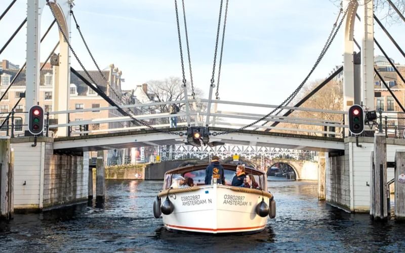 Amsterdam Luxury Open Boat Canal Cruise - Choosing a departure and finding the right boat
