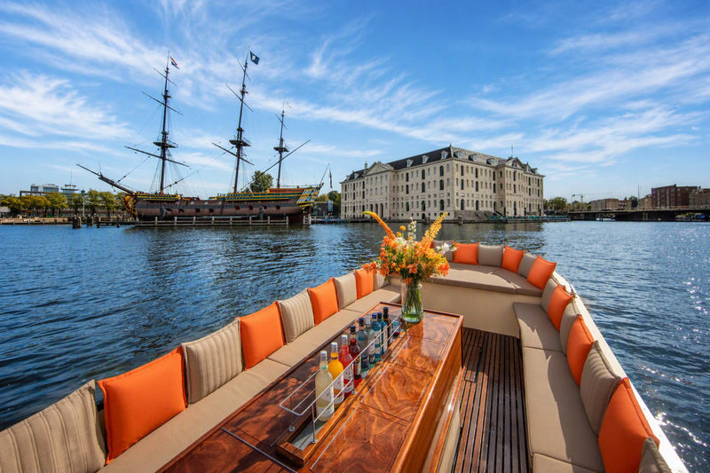 Amsterdam: Luxury Open Boat Canal Cruise with Unlimited Drinks - The quick take