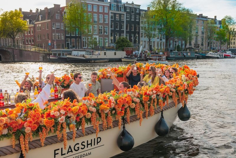 Amsterdam: Luxury Open Boat Canal Cruise with Unlimited Drinks - A one-hour view of Amsterdam from the canals