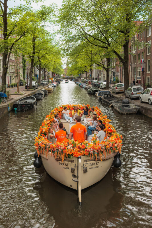 Amsterdam: Luxury Open Boat Canal Cruise with Unlimited Drinks - What the price is buying you