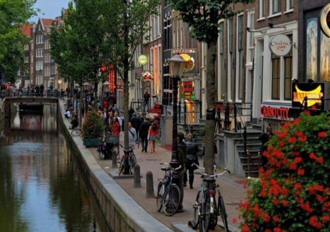 Amsterdam: Medieval Art in Red Light District Audio Guide - Architectural Marvels in De Wallen District