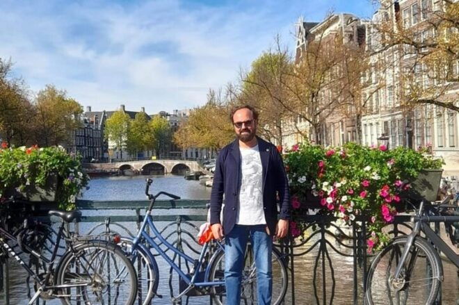 Amsterdam: Must-See Attractions Guided Walking Tour - Taking in Amsterdams History