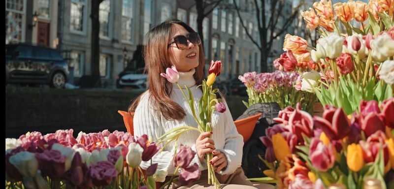Amsterdam: Premium Tulip Boat Canal Tour - What the small-group format means