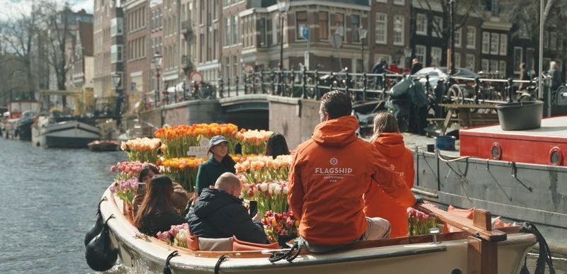 Amsterdam: Premium Tulip Boat Canal Tour - A photo stop that keeps moving
