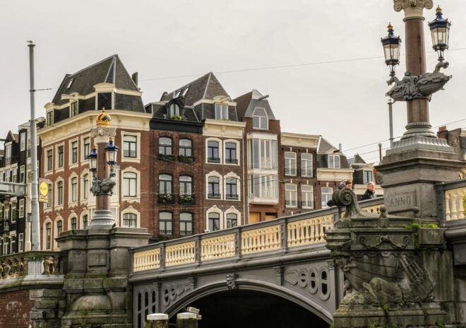 Amsterdam: Private Canal Cruise in German + Unlimited Drinks - Onboard Experience