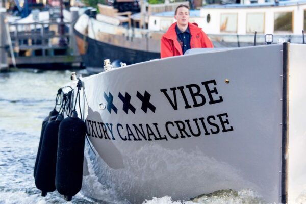 Amsterdam: Private Cruise With Drinks & Pizza or Burger - Luxurious Cruise Experience