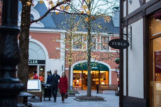 Amsterdam: Private Day Trip to Designer Outlet Roermond - Detailed Description of the Experience