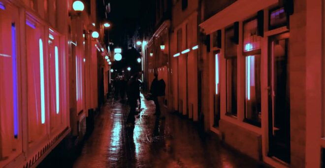 Amsterdam: Private Red Light District Tour in Spanish - Narrowest Street and Coffeeshop