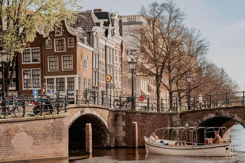Amsterdam: Private Romantic Canal Cruise w. Prosecco/Snacks - The Experience in Detail