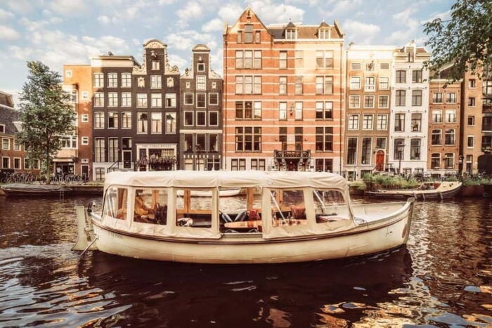 Amsterdam: Private Romantic Canal Cruise w. Prosecco/Snacks - The Sum Up