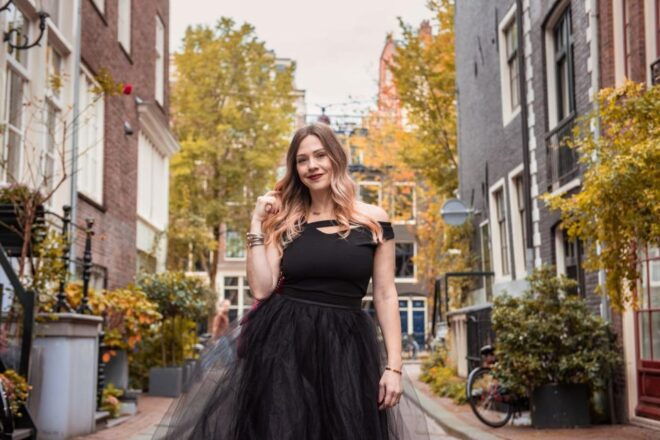 Amsterdam: Professional Photo Shoot - Language and Accessibility