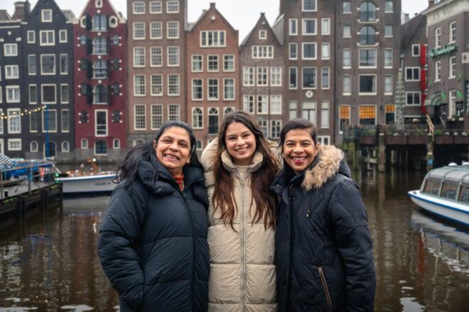 Amsterdam: Professional Photoshoot at Damrak - Capturing the Essence of Amsterdam