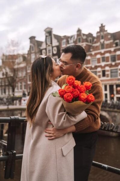 Amsterdam: Professional Photoshoot at the Canals - Capturing Memorable Moments