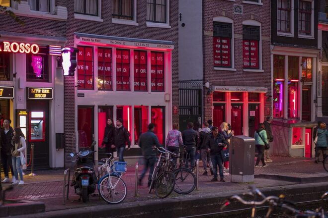 Amsterdam: Red Light District and Coffeeshop Tour - Visit Iconic Landmarks and Historic Buildings in the Area