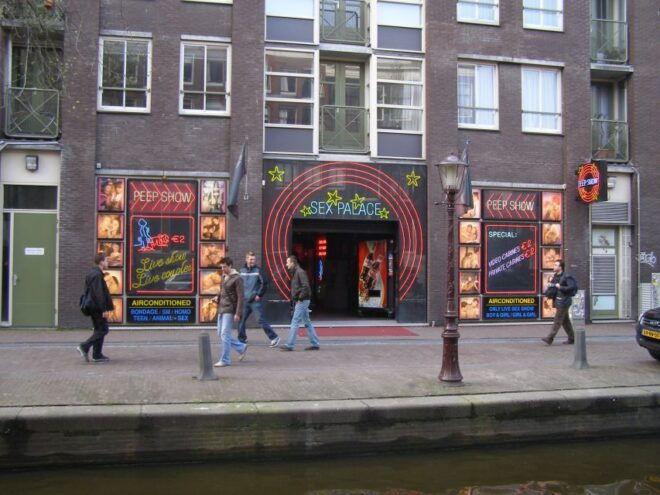 Amsterdam: Red Light District and Coffeeshop Tour - Indulge in the Unique Coffee Shop Culture of Amsterdam