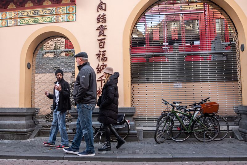 Amsterdam Red Light District and Local Pub Tour - Starting near Coffeeshop Voyagers