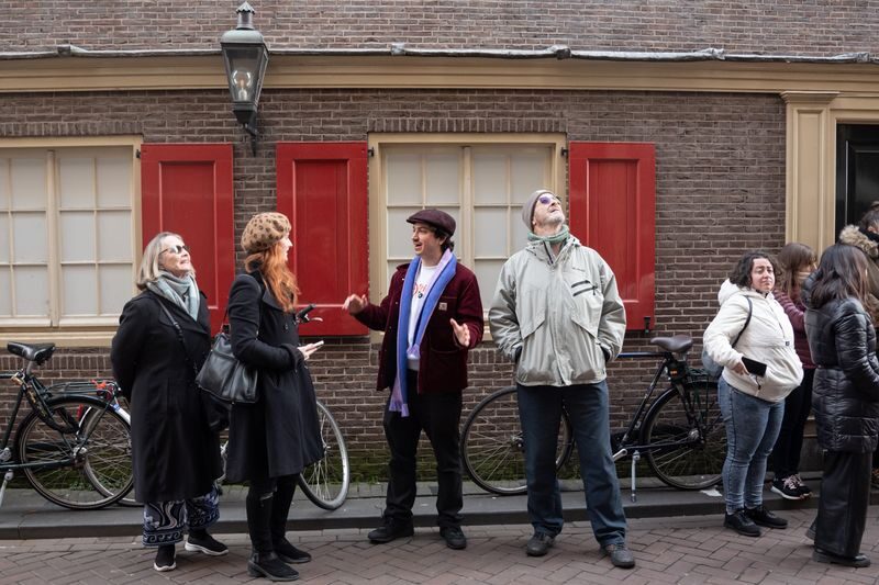 Amsterdam Red Light District and Local Pub Tour - Narrow lanes, coffee shops and the Red Light District