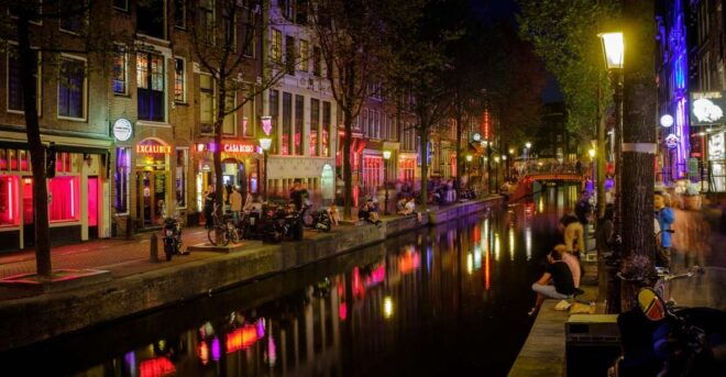 Amsterdam: Red Light District Private Guided Walking Tour - Discovering the Old Town