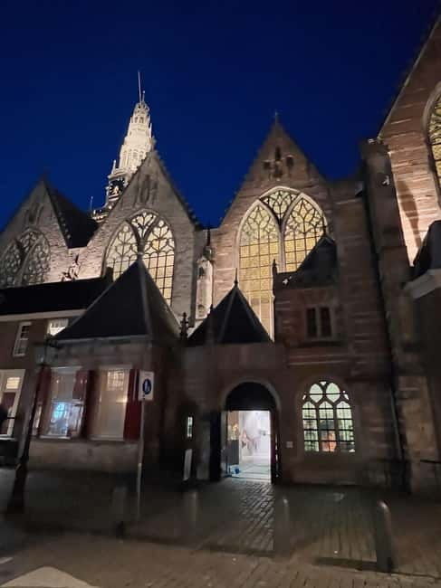 Amsterdam: Red light tour in German/English for groups of 4 people or more - Who Will Benefit Most
