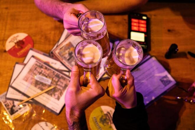 Amsterdam: Self-guided Red Light District Pub Crawl Mystery - Ideal for Groups and Dates