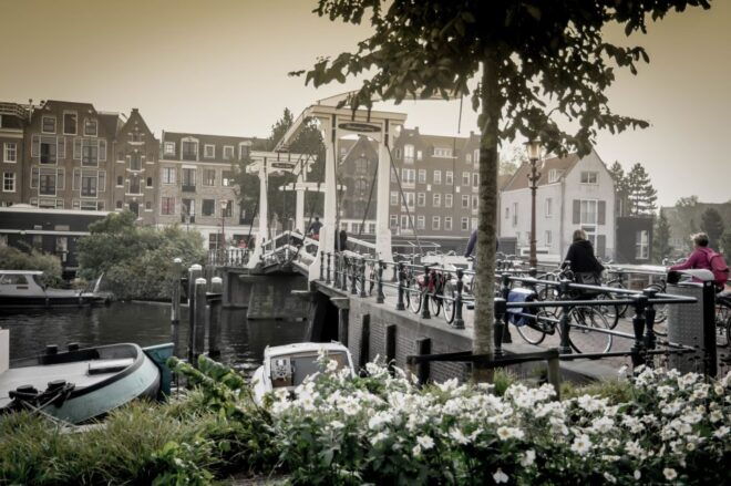 Amsterdam: Sightseeing Bike Tour With a French Guide - Inclusions
