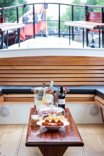 Amsterdam: Small-Group Canal Cruise Incl. Drinks and Snacks - Traveler Testimonials