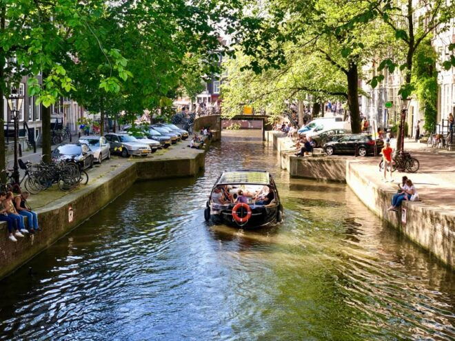 Amsterdam Small-Group Canal Cruise Including Snacks/Drinks - Savoring Dutch Delicacies and Beverages