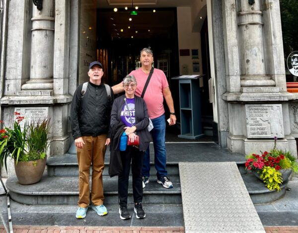 Amsterdam: Small Group Walking Tour With Fun Guide - Refreshments and Photo Opportunities