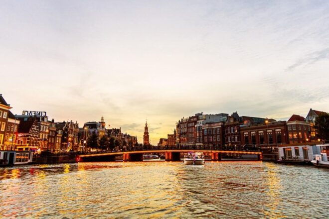 Amsterdam: The Bulldog Boat Smoke-Friendly Winter Cruise - Highlights of the Amsterdam Canals