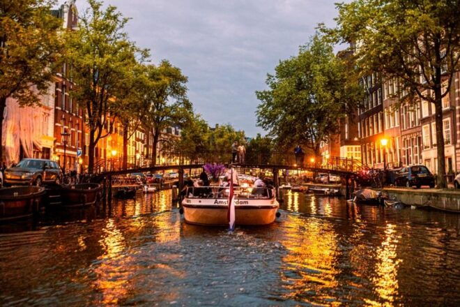 Amsterdam: The Bulldog Boat Smoke-Friendly Winter Cruise - Exploring the Redlight District Away From the Crowds