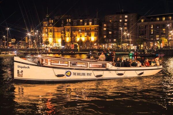 Amsterdam: The Bulldog Boat Smoke-Friendly Winter Cruise - Chill and Relax on a (Half) Open Boat