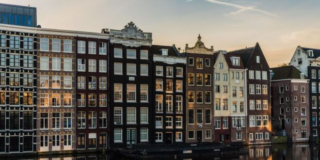 Amsterdam: Walking Tour Highlights Audio and Gps Guided - Nikis Features