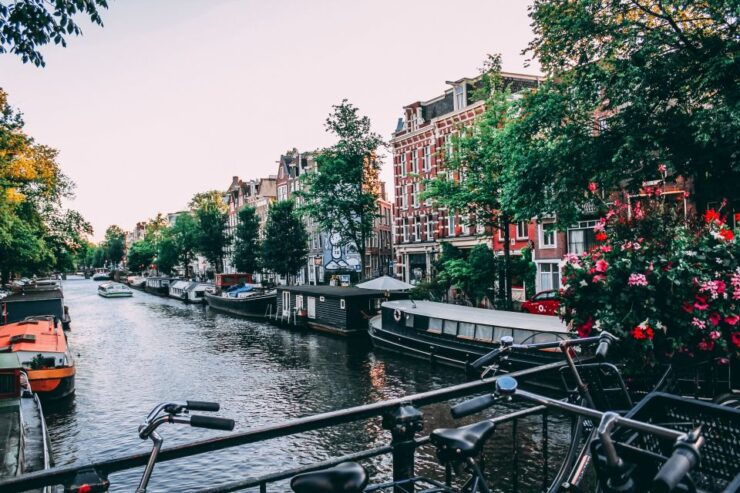Amsterdam: Walking Tour Insta Photo Audio and Gps Guided - Experience