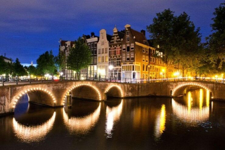 Amsterdam: Winter Lights Cruise With Hot Chocolate & Snacks - Activity Details