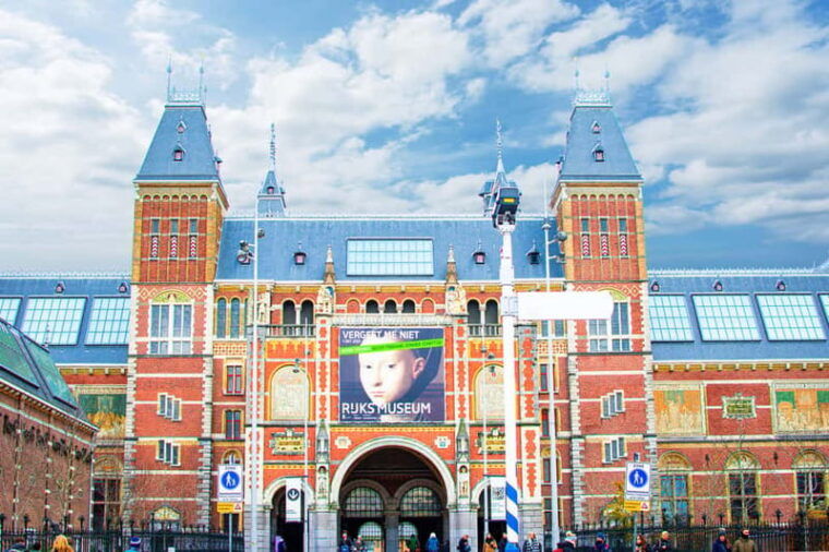 Amsterdam:1.5-Hour Canal Cruise local Guide, Drinks & Snacks - Drinks, Snacks, and the Social Vibe